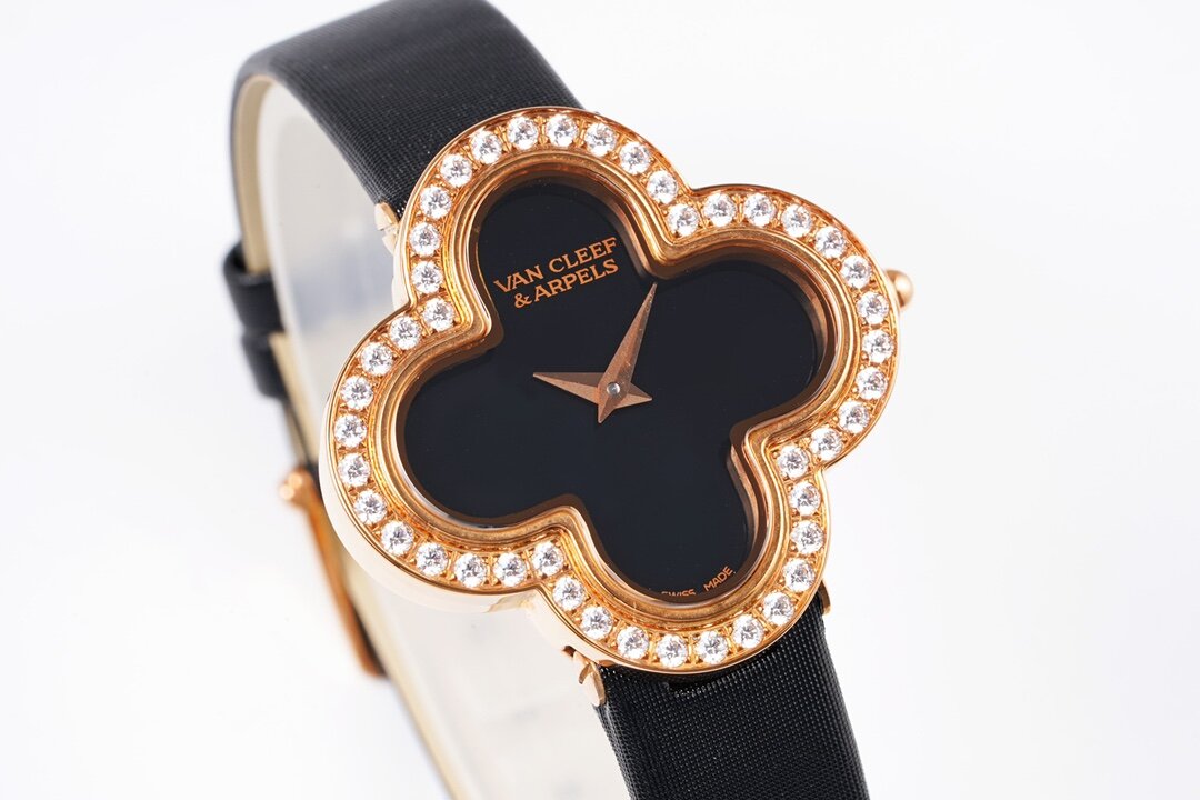 Van cleef  Arpels a four-leaf plant